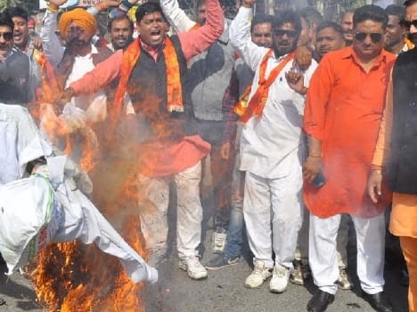Shiva sena blew Administration effigy